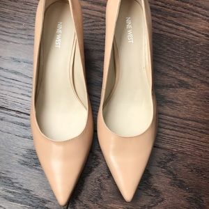 Nude pumps